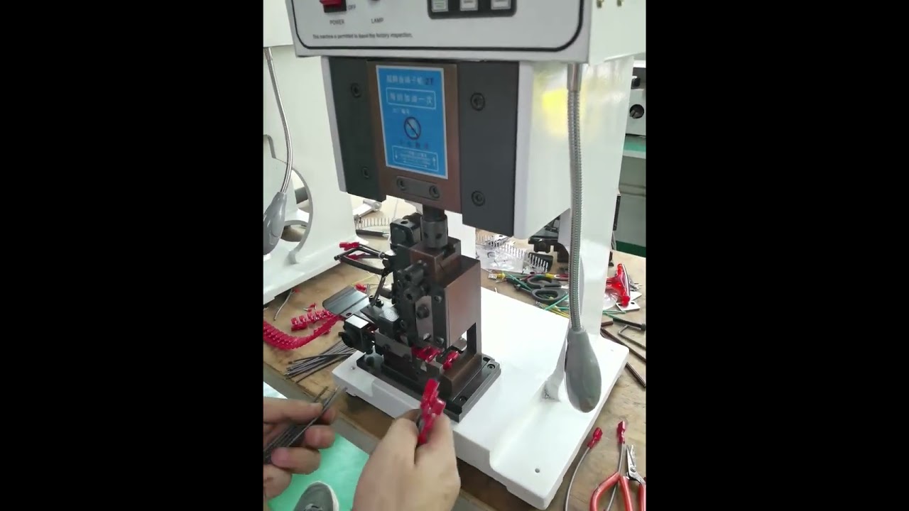 Veja o Efeito de Crimpagem: Máquina de Terminais 2T + Molde de Precisão com Manga Plástica #fábrica