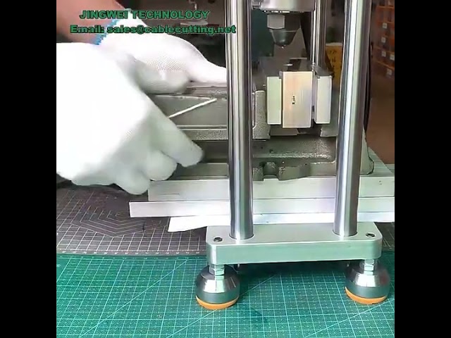 Máquina de Injeção Plástica Vertical de 50g para Bancada | Moldagem de Polímeros e Peças USB