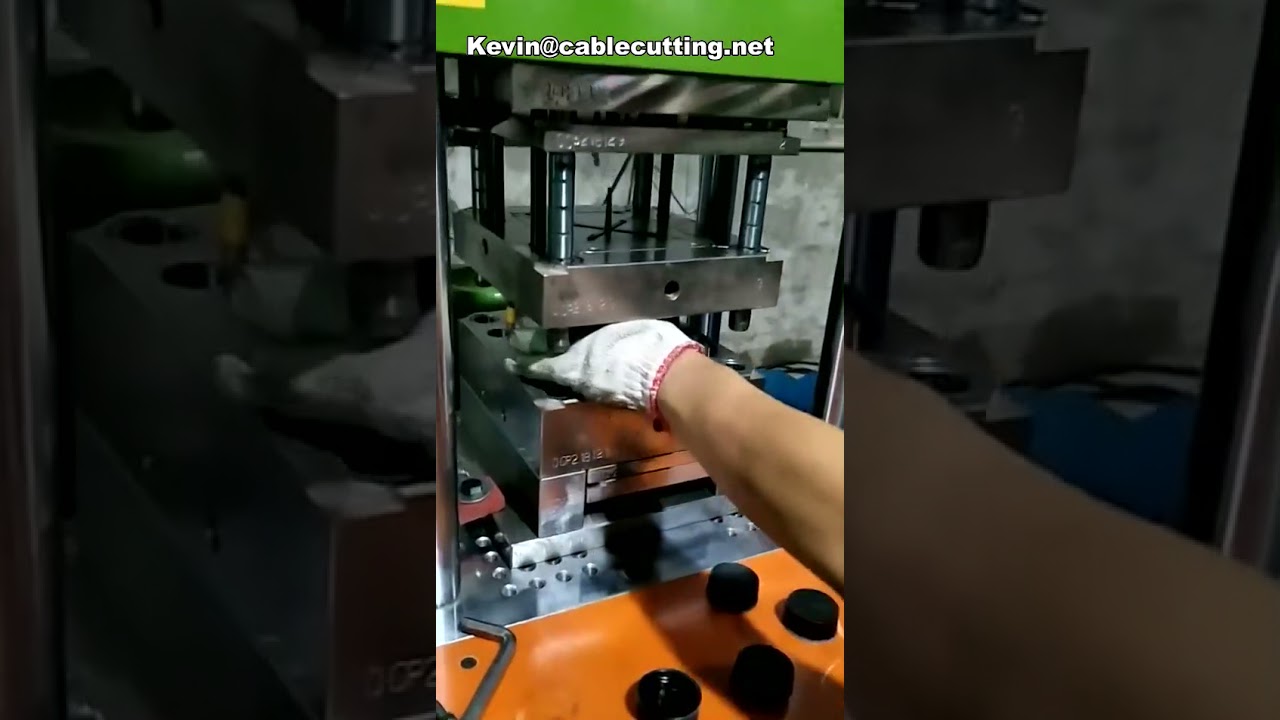 Máquina de Injeção Rotativa para Fabricação de Suportes de Lâmpadas LED | Equipamento Industrial Automatizado