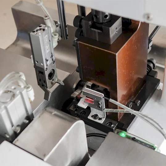 Máquina Automática de Descascar, Crimpar e Torcer Cabos Thumb